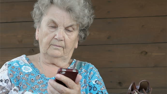 Pokrok nezastavíš: Ten den, kdy potkáš babičku, jak si přehrává video z mobilu