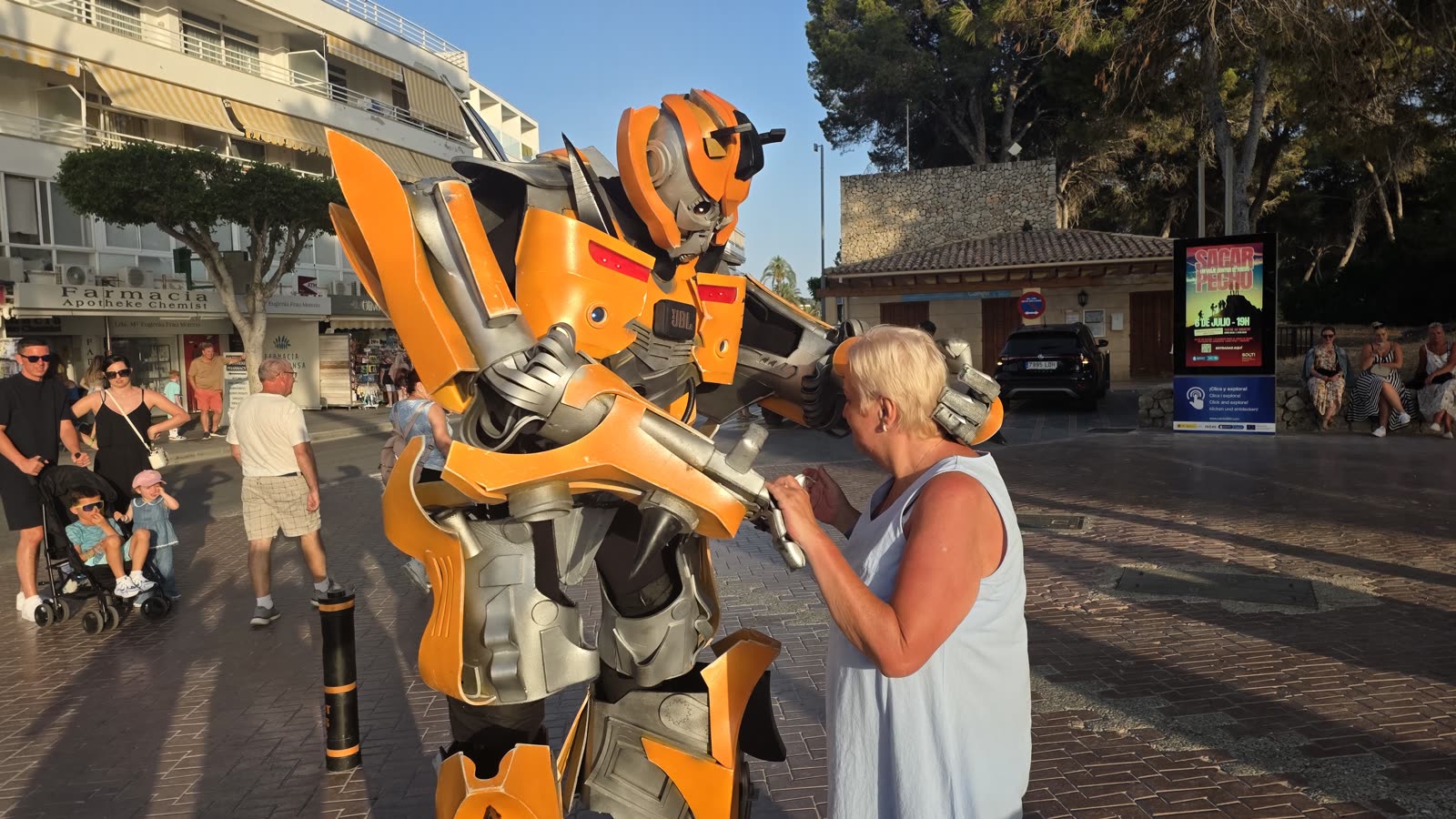 Pouličn&iacute; umělec v kost&yacute;mu Bumblebeeho na promen&aacute;dě v Santa Ponse