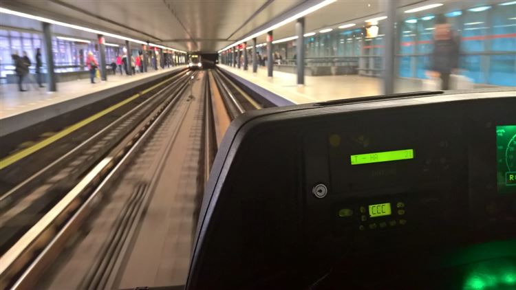 Svezení metrem jako řidič v kabině vám udělá šťastný rohlík na tváři