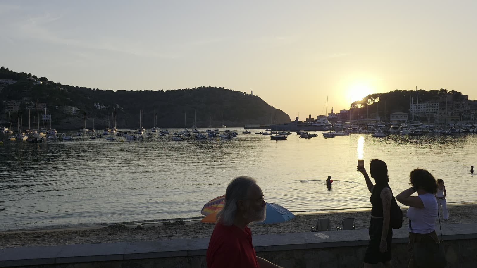 Z&aacute;pad slunce nad kulatou z&aacute;tokou Port de S&oacute;ller