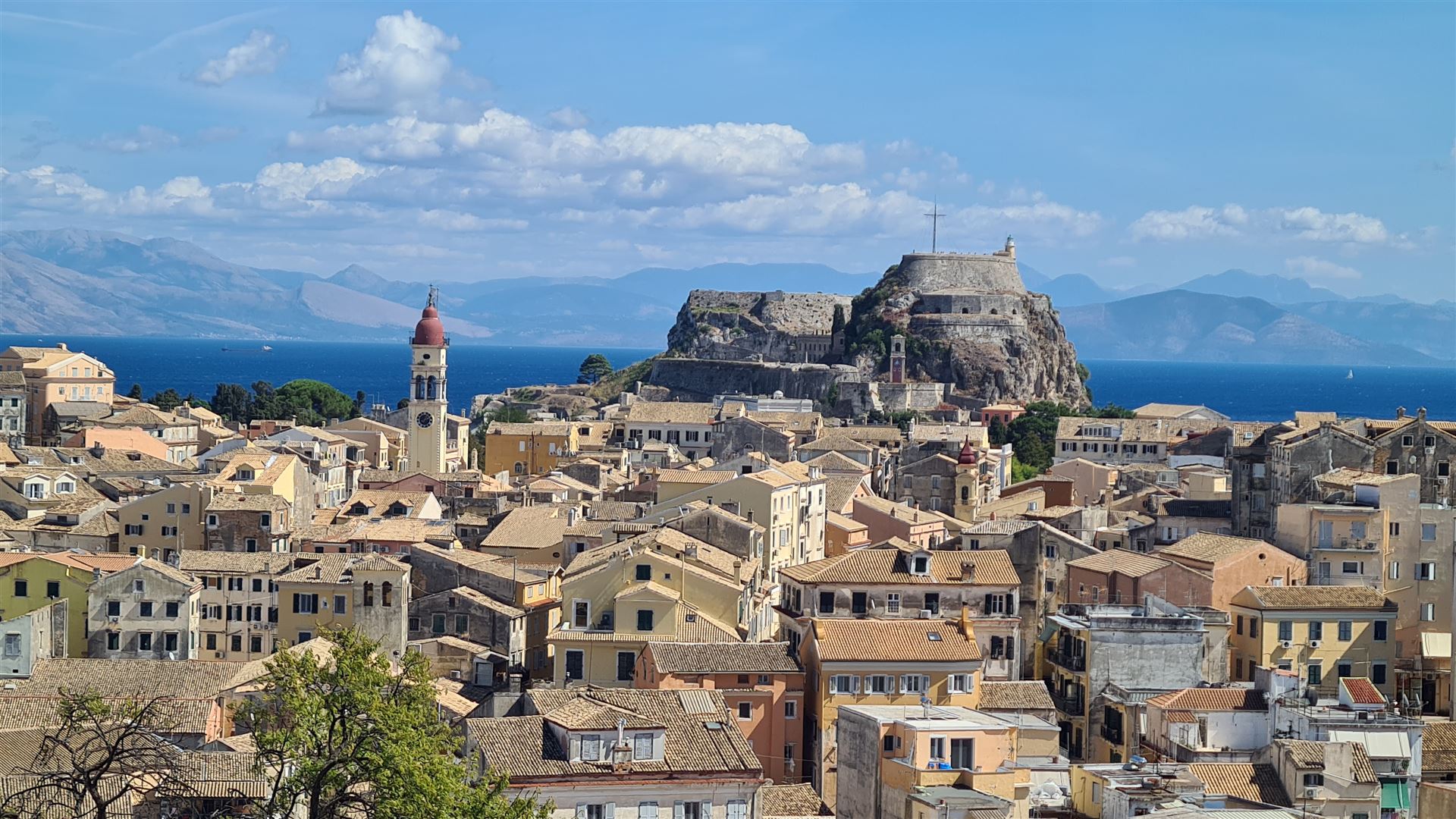 Korfu je zelený a nudný ostrov s opravdu zoufalou dopravou